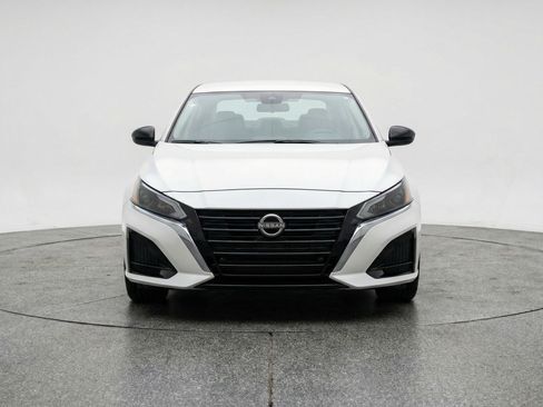 Used 2025 Nissan Altima 2.5 SV FWD image 2