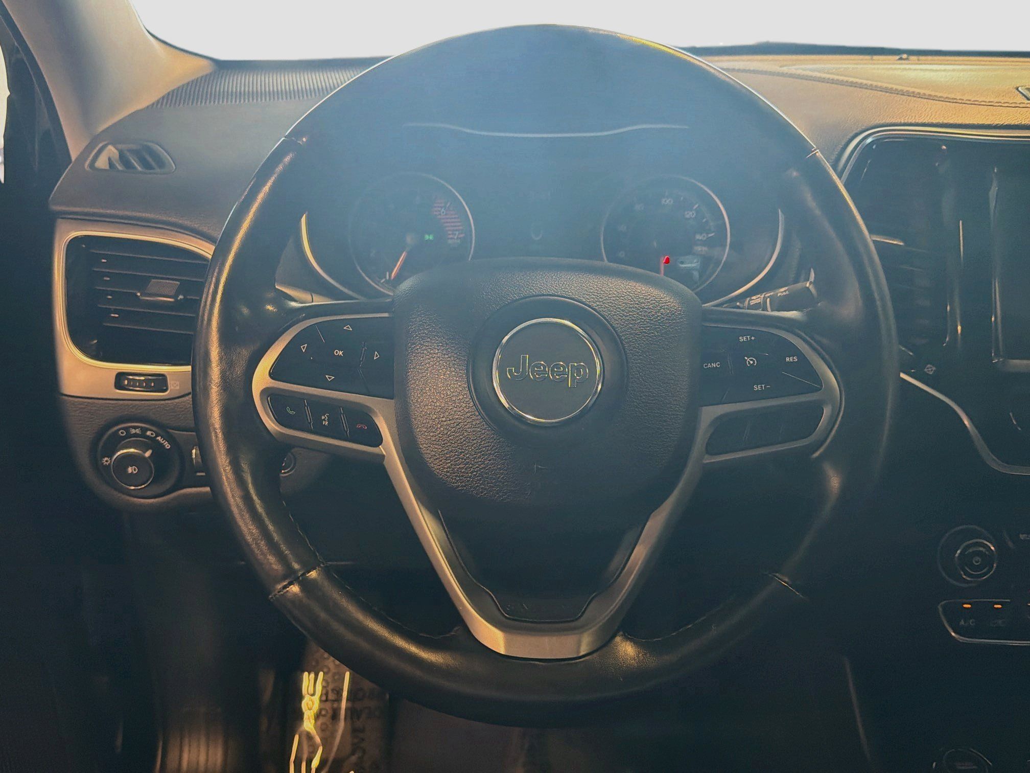 Used 2019 Jeep Cherokee Limited AWD/4WD image 18
