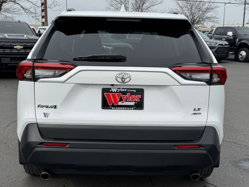 Used 2021 Toyota RAV4 LE image 19