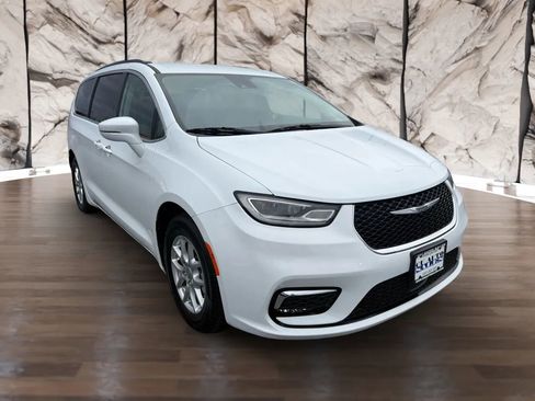 Used 2022 Chrysler Pacifica Touring-L image 1