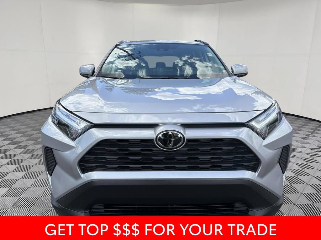 Used 2025 Toyota RAV4 XLE AWD/4WD image 2