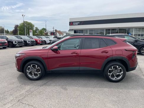 Used 2025 Chevrolet Trax LT w/ LT Convenience Package FWD image 9