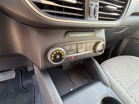 Used 2020 Ford Escape SE image 15