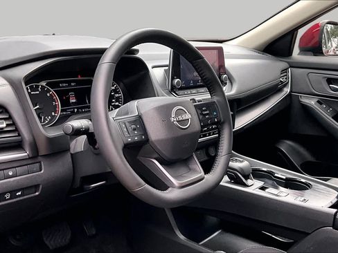 Used 2025 Nissan Rogue SV FWD image 17