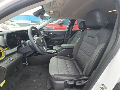 Used 2025 Chevrolet Trax LT w/ Driver Confidence Package image 8