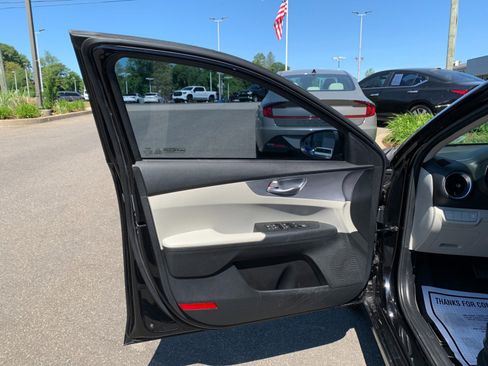 Used 2022 Kia Forte LXS FWD image 9