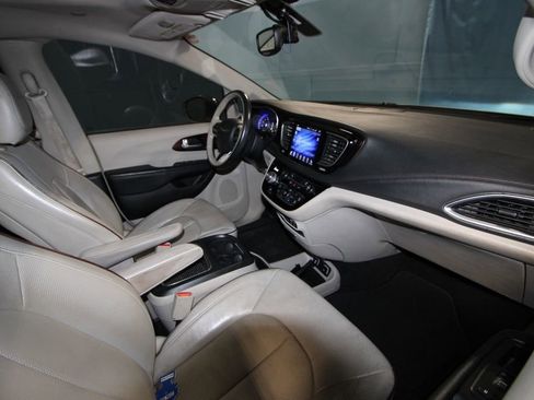 Used 2017 Chrysler Pacifica Limited w/ UConnect Theater Package image 21