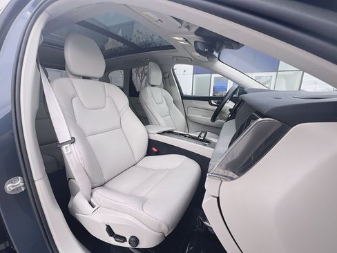 Used 2023 Volvo XC60 B5 Plus image 22