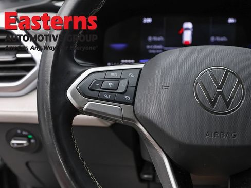 Used 2025 Volkswagen Taos SE FWD image 15