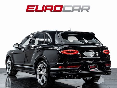 Used 2024 Bentley Bentayga AWD/4WD image 3