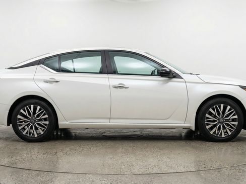 Used 2025 Nissan Altima 2.5 SV FWD image 11