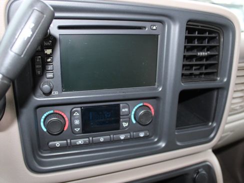 Used 2005 Chevrolet Suburban 2500 LT w/ Preferred Equipment Group image 15