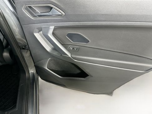 Used 2020 Volkswagen Tiguan SE w/ Panoramic Sunroof Package FWD image 27