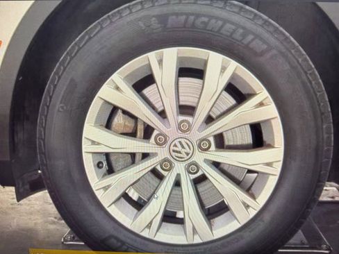 Used 2018 Volkswagen Tiguan S image 9