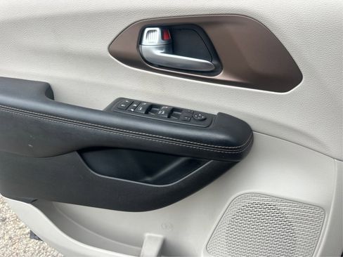 Used 2017 Chrysler Pacifica Touring Plus w/ Tire & Wheel Group image 28