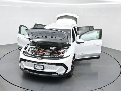 Used 2025 Chevrolet Equinox EV LT w/ Convenience Package image 32