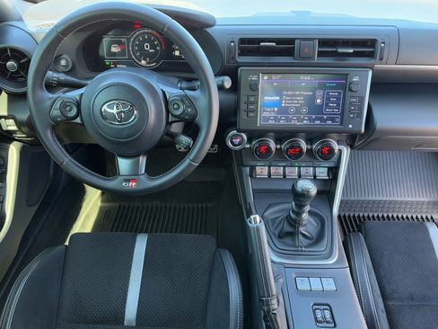 Used 2025 Toyota GR86 Premium w/ Performance Package image 12