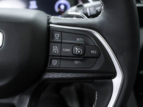 Used 2025 Jeep Grand Cherokee L Altitude image 17