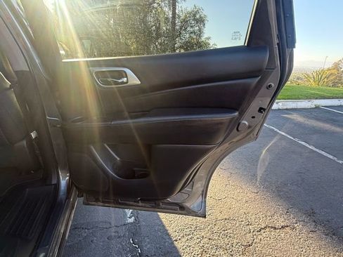 Used 2020 Nissan Pathfinder S image 14