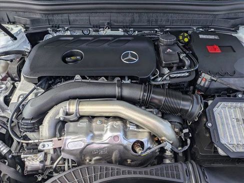 Used 2025 Mercedes-Benz GLB 250 4MATIC image 21