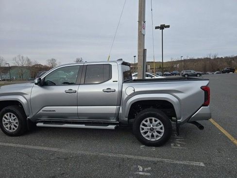 Used 2025 Toyota Tacoma SR5 image 5
