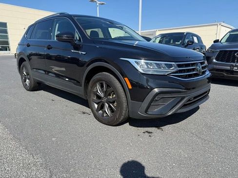 Used 2023 Volkswagen Tiguan SE w/ Panoramic Sunroof Package image 1
