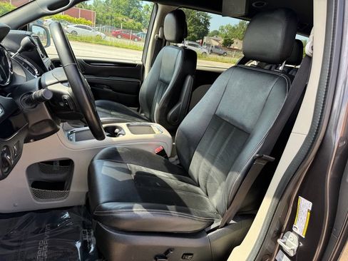 Used 2017 Dodge Grand Caravan SXT w/ Rear Park Assist Package FWD image 21