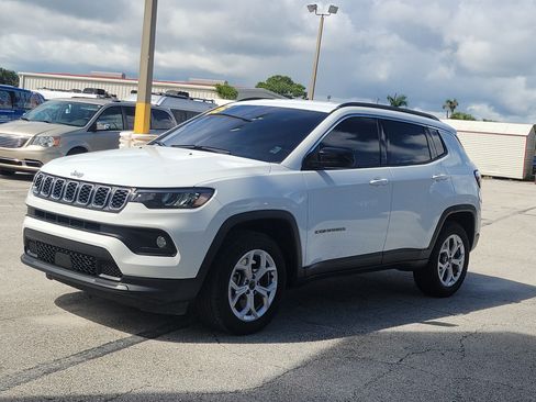 Used 2025 Jeep Compass Latitude AWD/4WD image 2