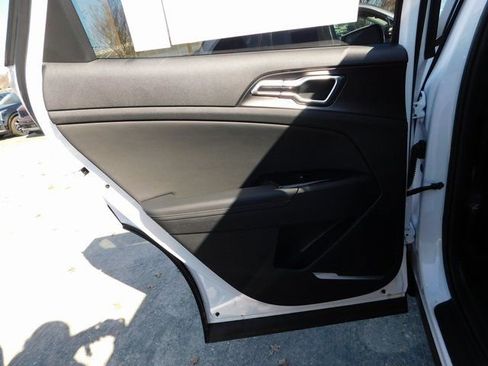 Used 2025 Kia Sportage EX image 13