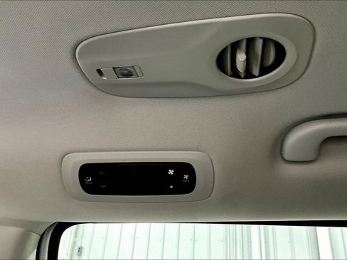 Used 2023 Chrysler Voyager LX image 10