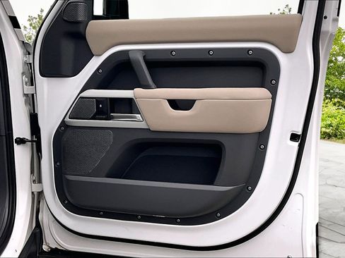 Used 2022 Land Rover Defender 110 SE image 24