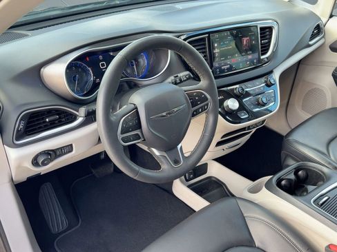 Used 2023 Chrysler Pacifica Touring-L image 4