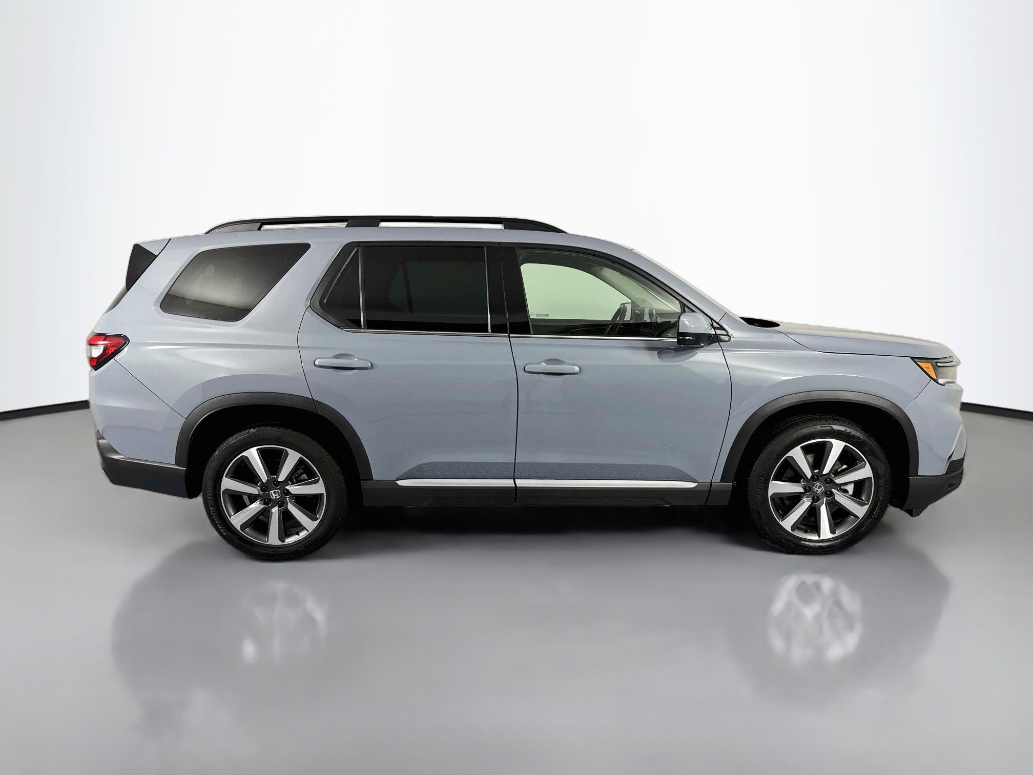 Certified 2025 Honda Pilot Touring image 4