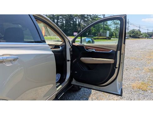 Used 2017 Cadillac XT5 Platinum image 11