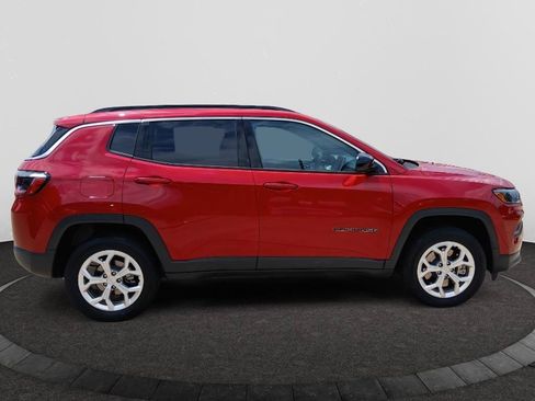 Used 2024 Jeep Compass Latitude AWD/4WD image 8