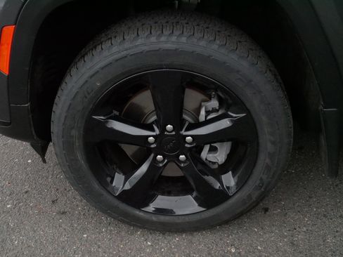 Used 2024 Jeep Grand Cherokee L Limited w/ Black Appearance Package image 15