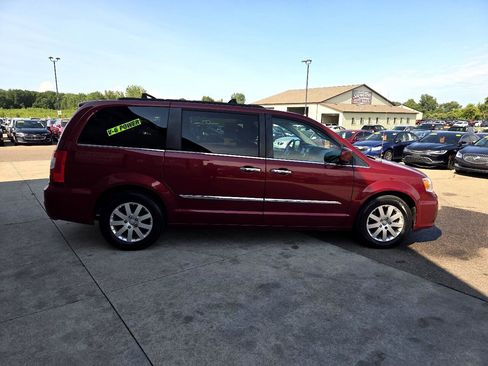 Used 2016 Chrysler Town & Country Touring w/ Driver Convenience Group image 4