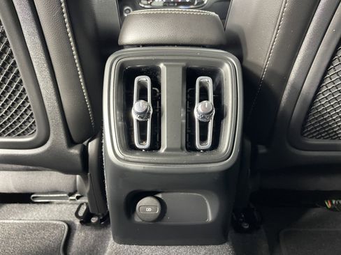Used 2024 Volvo XC40 B5 Plus image 38