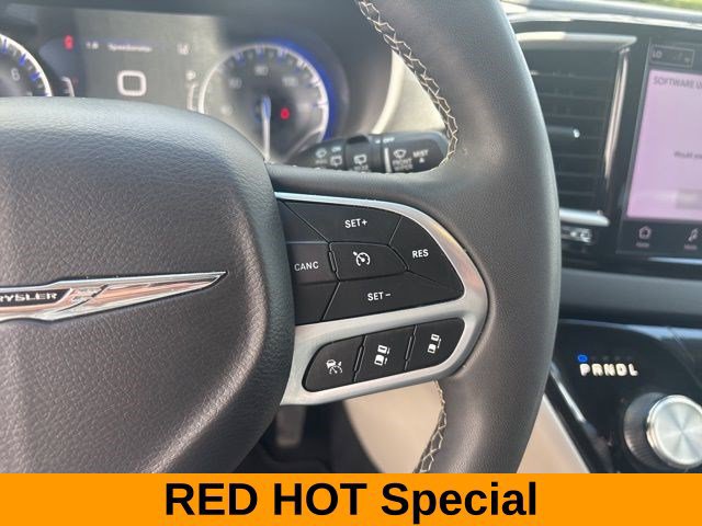 Used 2023 Chrysler Pacifica Touring-L FWD image 18