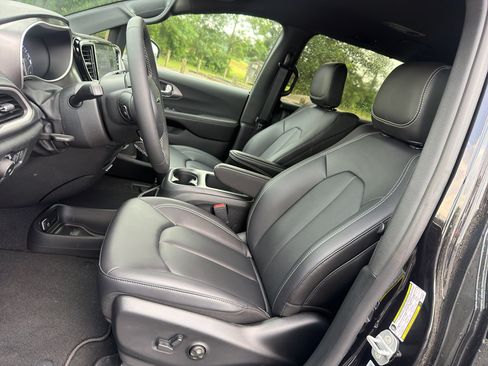 New 2026 Chrysler Pacifica Select FWD image 14