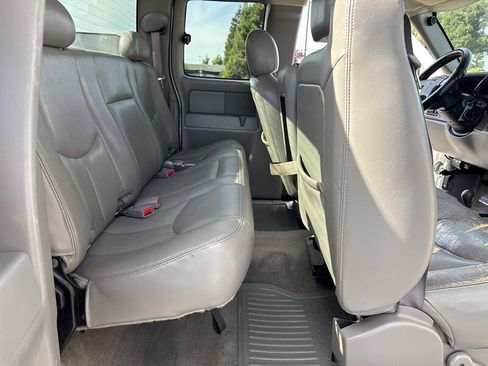 Used 2005 GMC Sierra 2500 SLE w/ Skid Plate Package AWD/4WD image 32