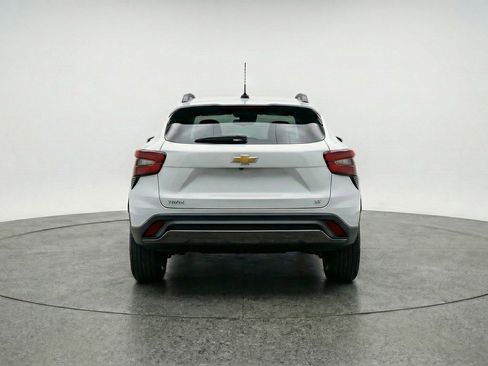 Used 2025 Chevrolet Trax LT FWD image 7
