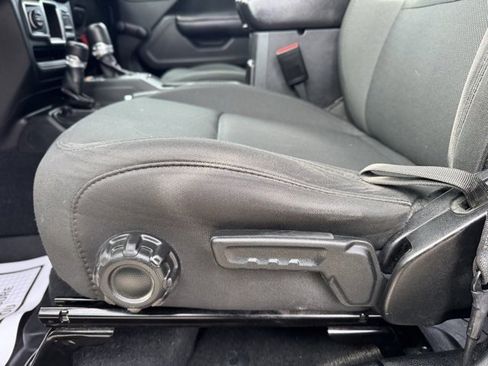 Used 2019 Jeep Wrangler Unlimited Sport image 9