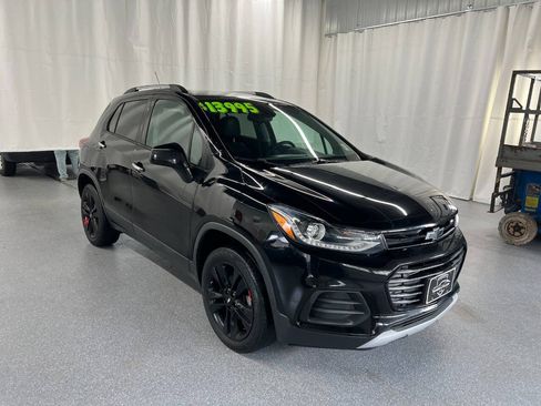 Used 2020 Chevrolet Trax LT w/ Redline Edition AWD/4WD image 3