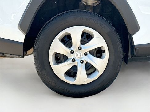 Certified 2022 Toyota RAV4 LE FWD image 32