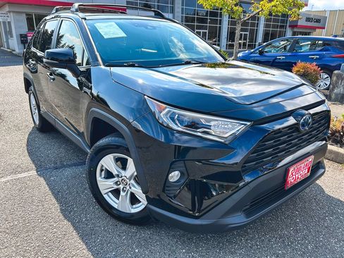Used 2020 Toyota RAV4 XLE w/ Convenience Package AWD/4WD image 2