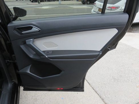 Used 2018 Volkswagen Tiguan SEL image 32