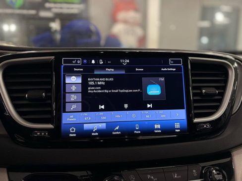 Used 2024 Chrysler Pacifica Touring-L image 35