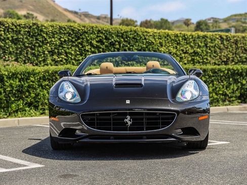 Used 2014 Ferrari California RWD image 3