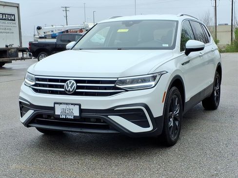 Used 2024 Volkswagen Tiguan SE image 2